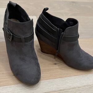 Stylish Report Gray Suede Wedge Ankle Boots